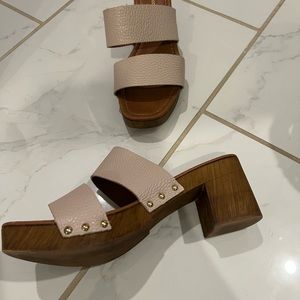 Light pink leather sandals